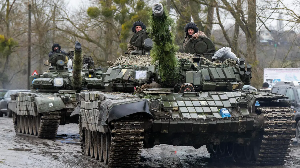  . 10/04/2022. Ukraine. Ukranian tanks and armour on the move across a pontoon bridge blown up by the retreating Russian Army PUBLICATIONxINxGERxSUIxAUTxHUNxONLY xi-Imagesx IIM-23300-0142