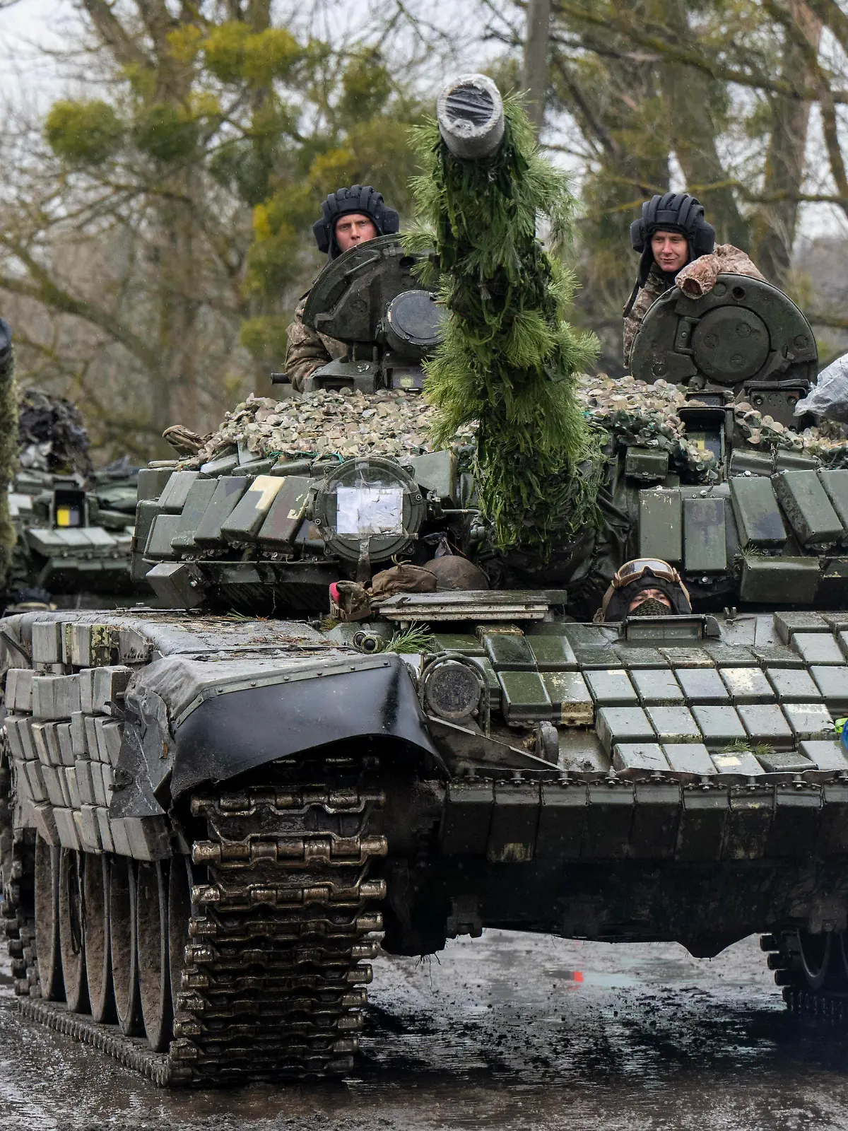  . 10/04/2022. Ukraine. Ukranian tanks and armour on the move across a pontoon bridge blown up by the retreating Russian Army PUBLICATIONxINxGERxSUIxAUTxHUNxONLY xi-Imagesx IIM-23300-0142