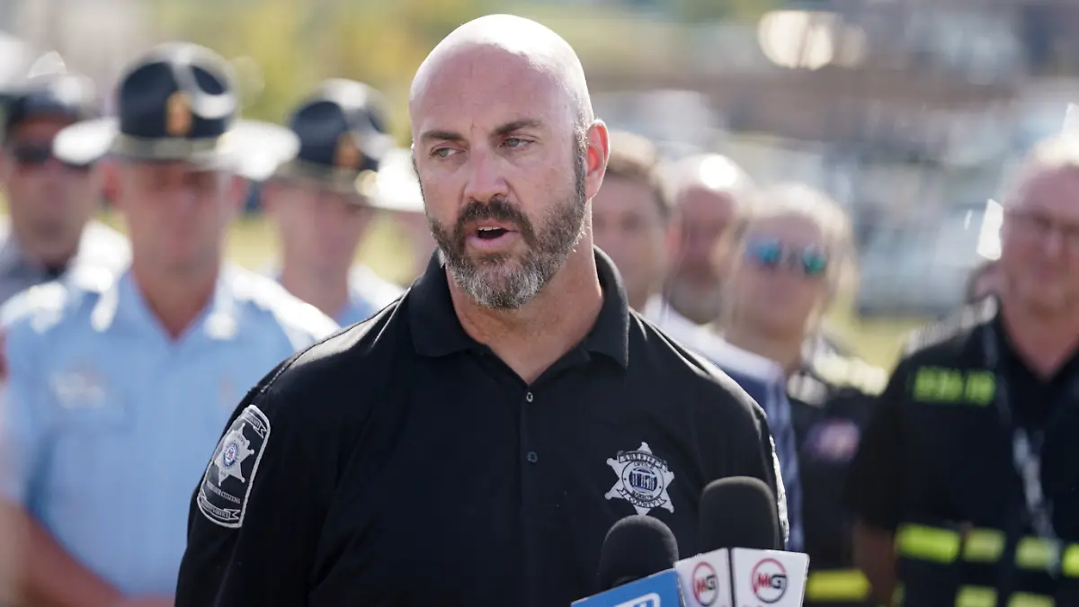 Sheriff Jud Smith steht vor Pressevertretern.