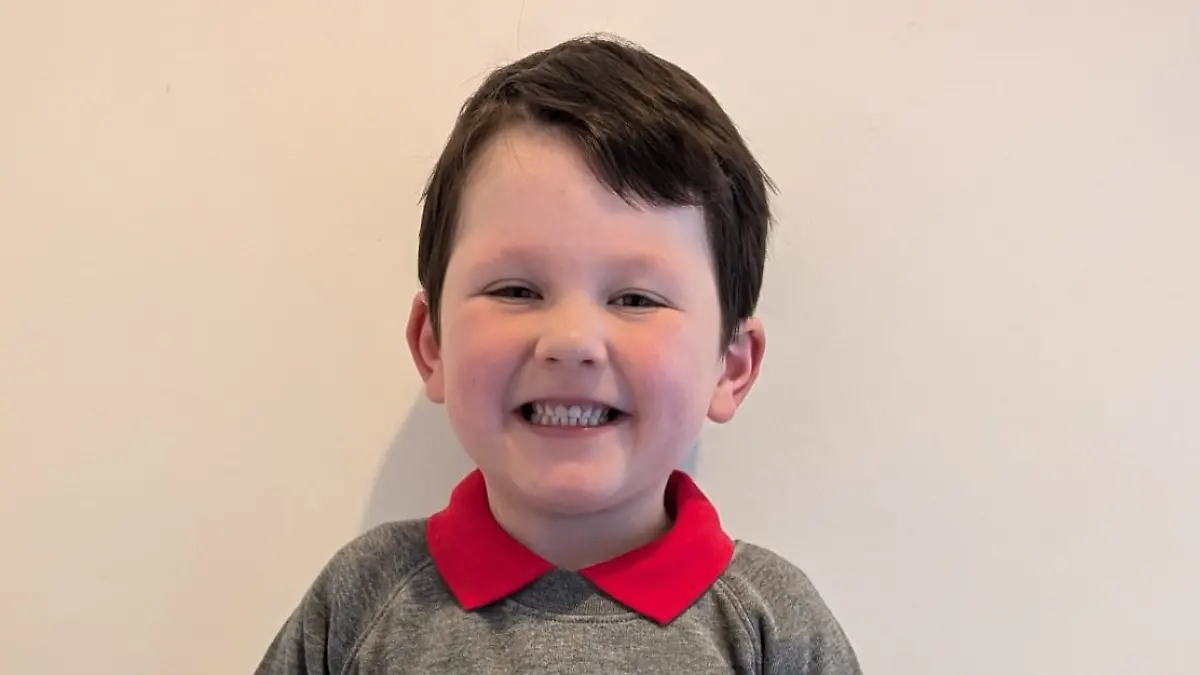 Der kleine Alfie Ganley, der letzte Woche vier Jahre alt geworden wird bald eingeschult. 