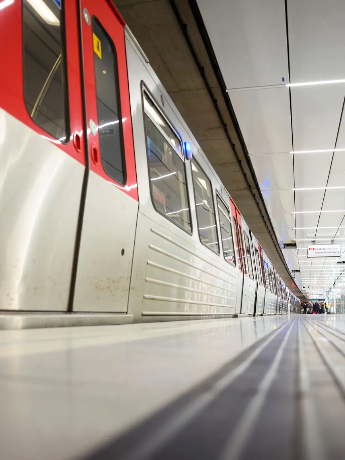 Bild zu: "Mensch wird von Hamburger U-Bahn erfasst und stirbt  "