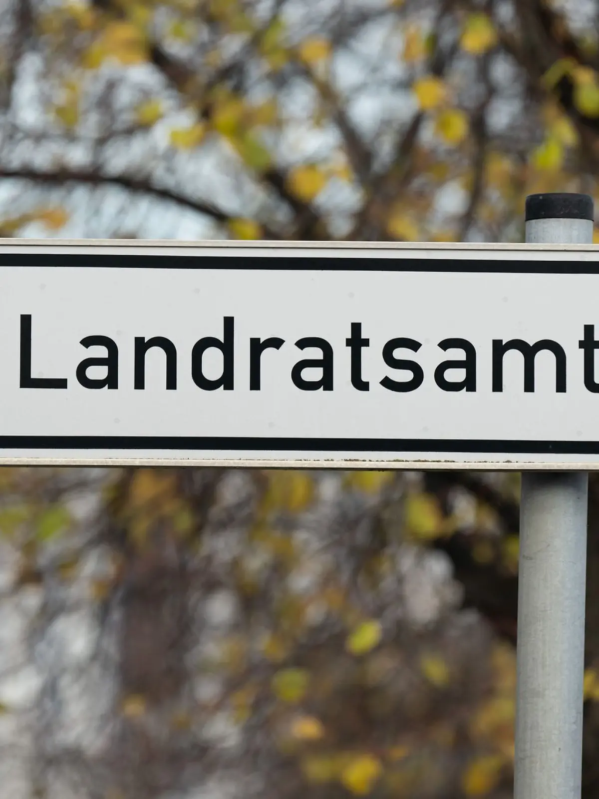 Bild zu: "Hier arbeiten nur noch MitarbeiterINNEN"