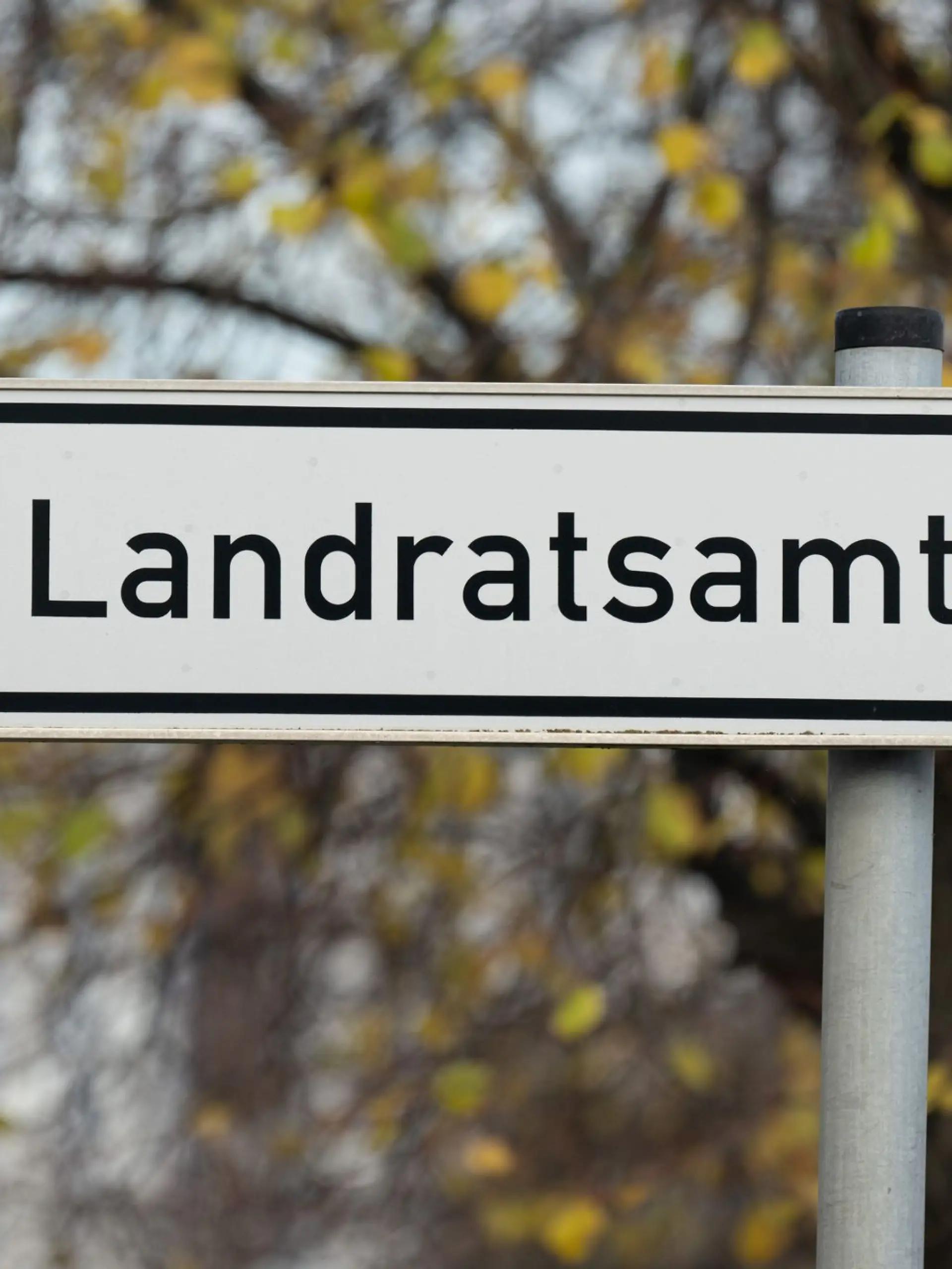 Bild zu: "Hier arbeiten nur noch MitarbeiterINNEN"
