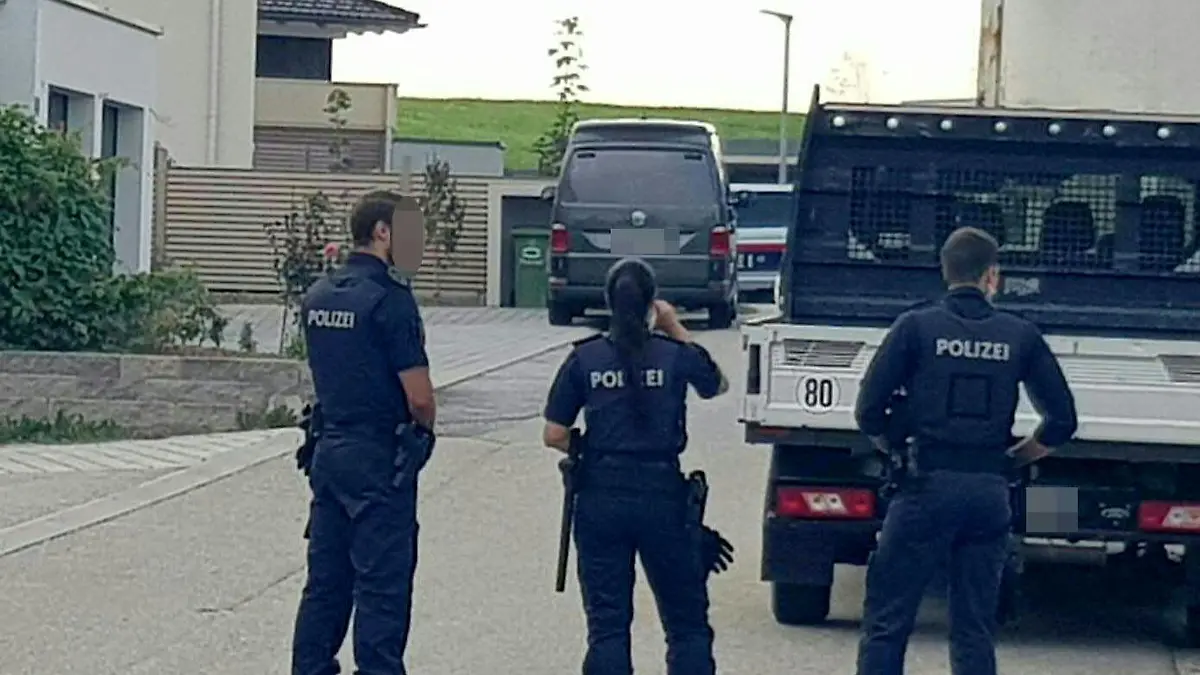 Die Polizei rückt zum Wohnort des Schützen aus.