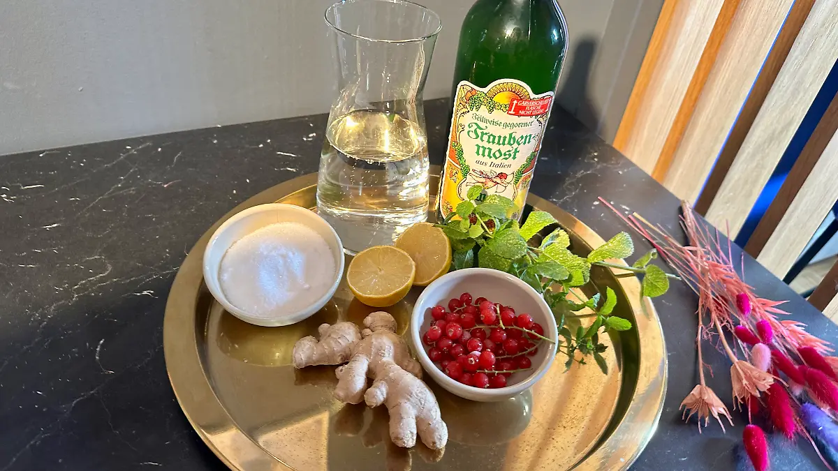 Diese Zutaten braucht ihr für den Federweißer-Cocktail.