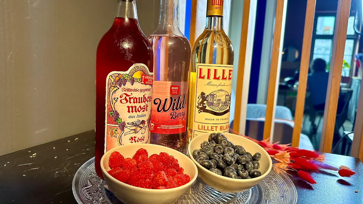 Mit frischen Beeren könnt ihr euren Federweißer mit Weinaperitif zubereiten.