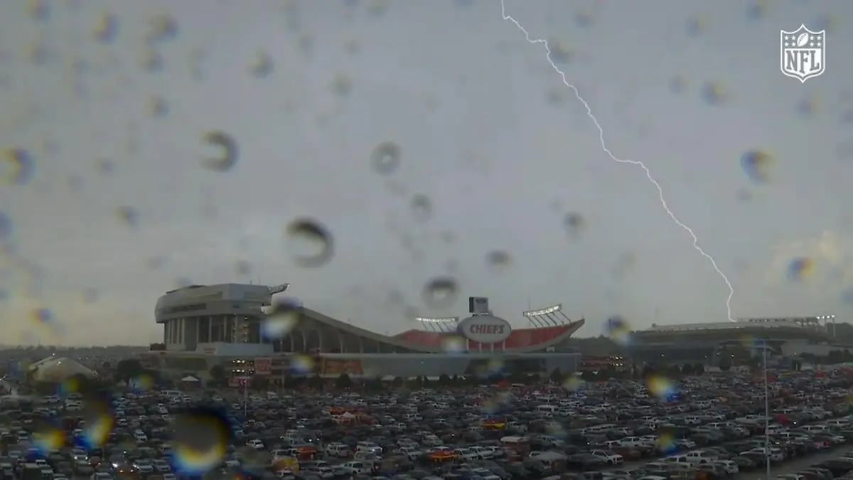 Unwetter ins Kansas City - NFL-Saisonstart verzögert! Stadion geräumt
