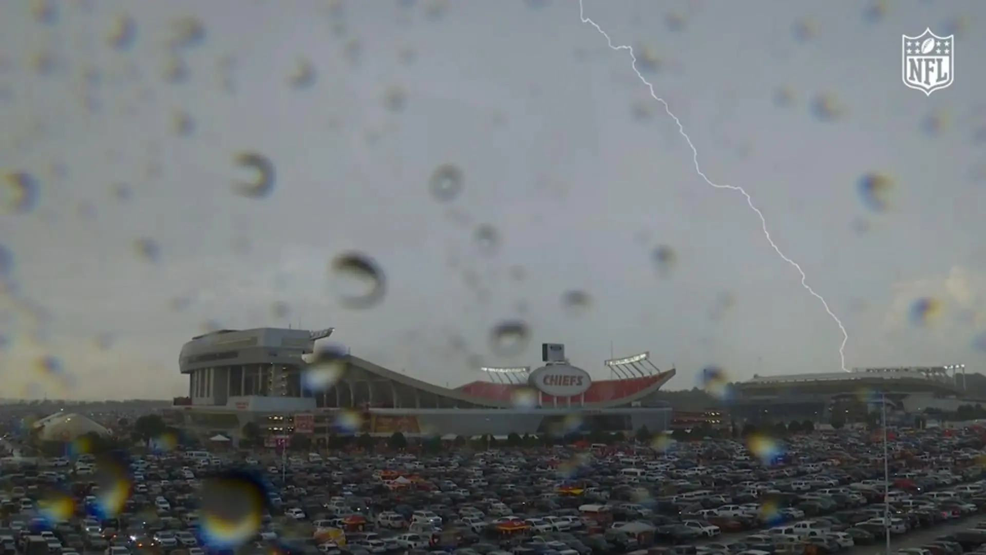 Unwetter ins Kansas City - NFL-Saisonstart verzögert! Stadion geräumt