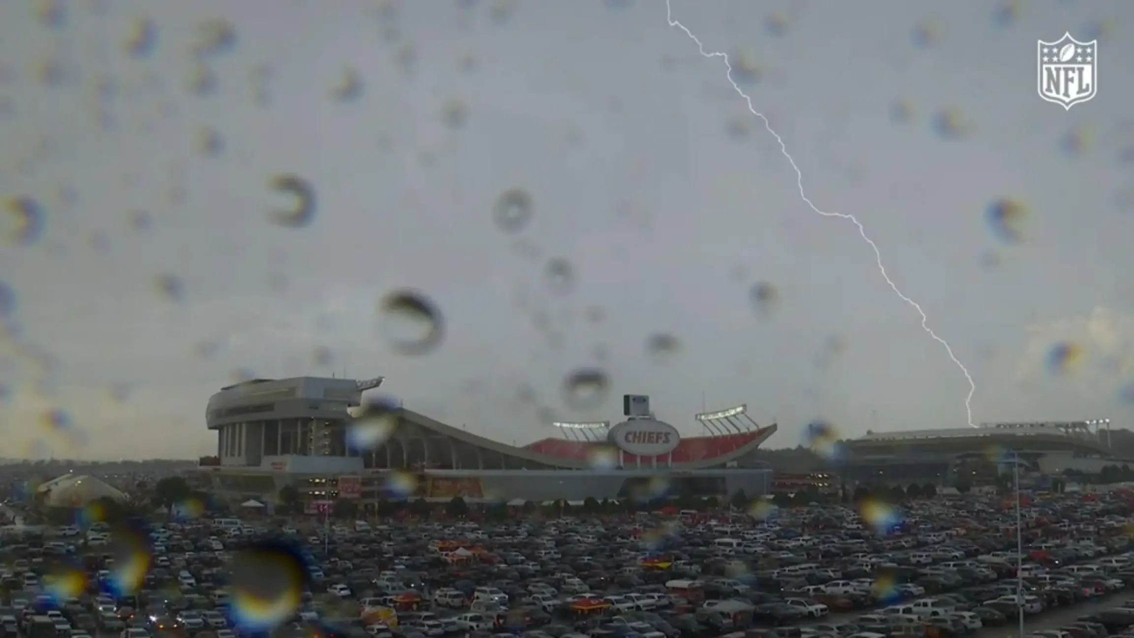 Unwetter ins Kansas City - NFL-Saisonstart verzögert! Stadion geräumt