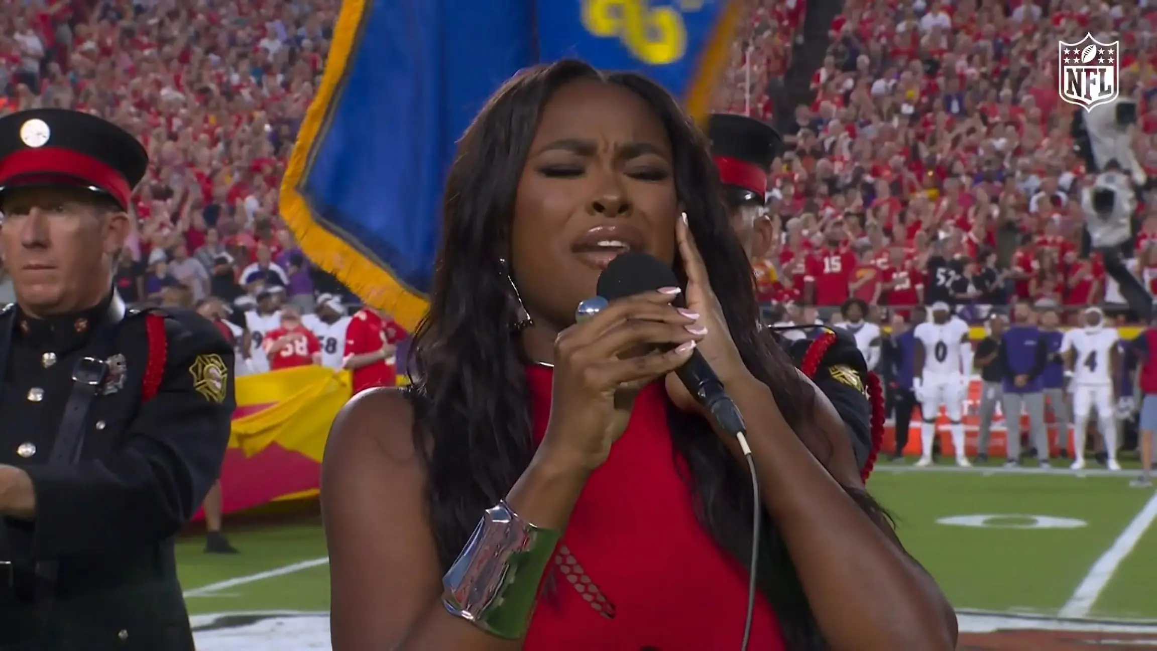 Gänsehaut-Hymne eröffnet die NFL-Saison Sängerin lässt sich vom Wetter nicht stören