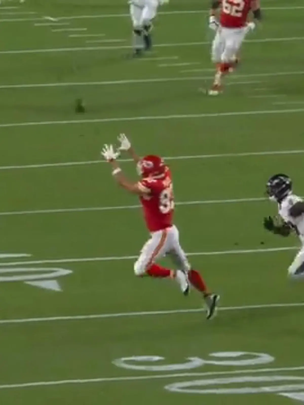 Bild zu: "Magischer Mahomes-Pass auf Travis Kelce"