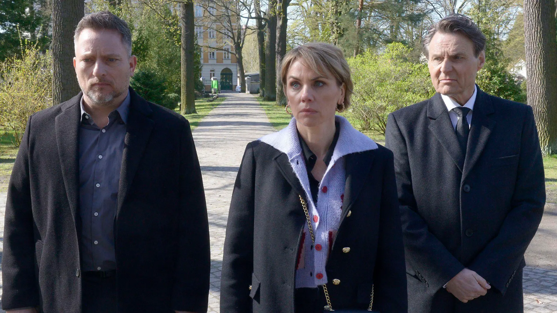 Michi (Lars Pape), Yvonne (Gisa Zach) und Gerner (Wolfgang Bahro) gehen bemüht gefasst zur Beerdigung von Laura.
Die Verwendung des sendungsbezogenen Materials ist nur mit dem Hinweis und Verlinkung auf RTL+ gestattet.