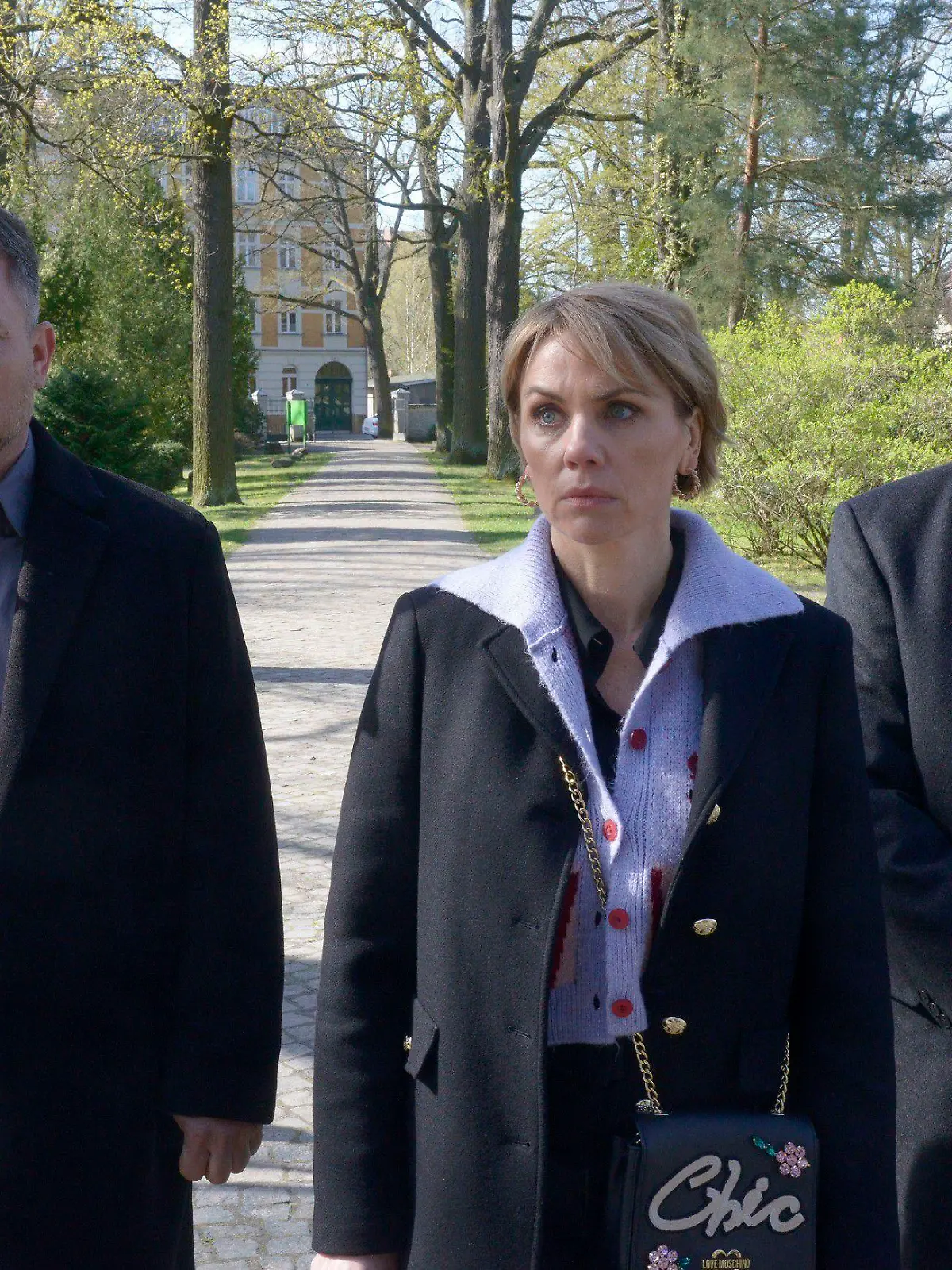 Michi (Lars Pape), Yvonne (Gisa Zach) und Gerner (Wolfgang Bahro) gehen bemüht gefasst zur Beerdigung von Laura.

Die Verwendung des sendungsbezogenen Materials ist nur mit dem Hinweis und Verlinkung auf RTL+ gestattet.