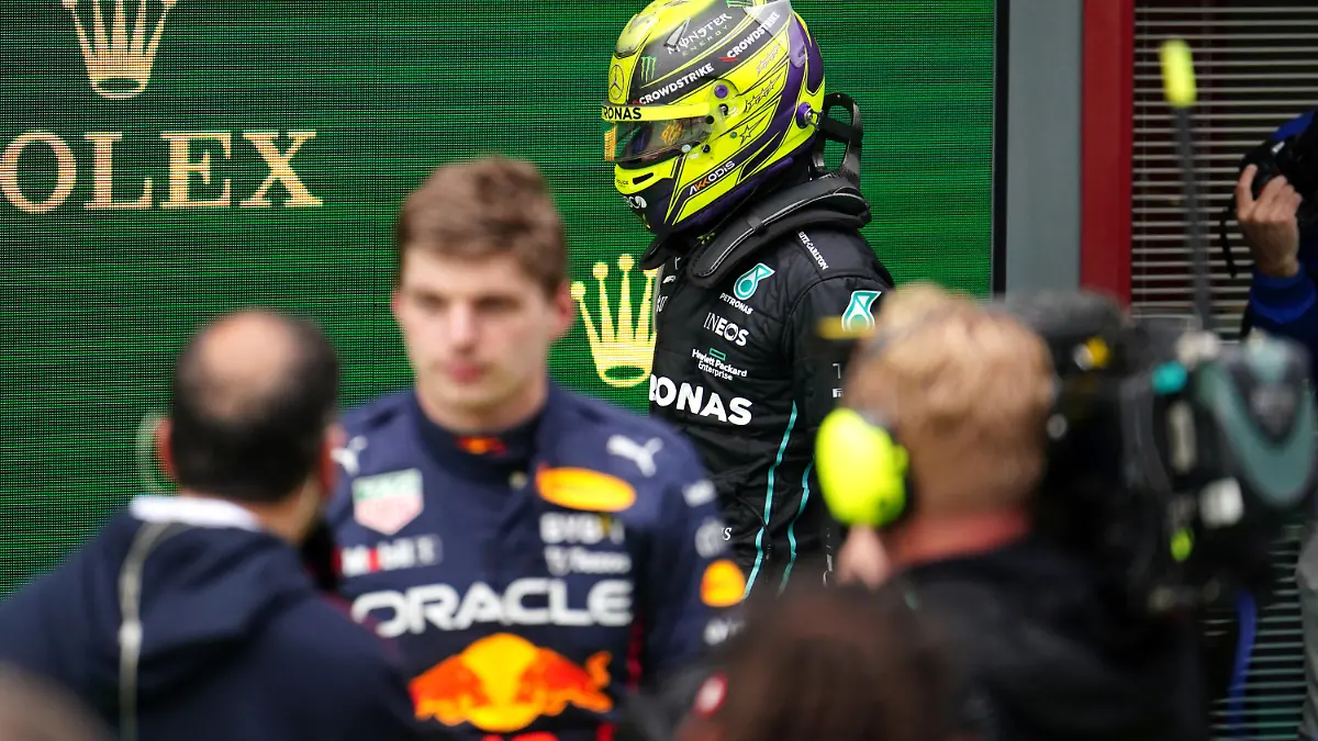 24.04.2022, Italien, Imola: Motorsport: Formel-1-Weltmeisterschaft, Grand Prix der Emilia-Romagna, Rennen: Lewis Hamilton (hinten) aus Großbritannien vom Team Mercedes geht nach dem Rennen an Max Verstappen (M) aus den Niederlanden vom Team Red-Bull vorbei. Foto: David Davies/PA Wire/dpa +++ dpa-Bildfunk +++