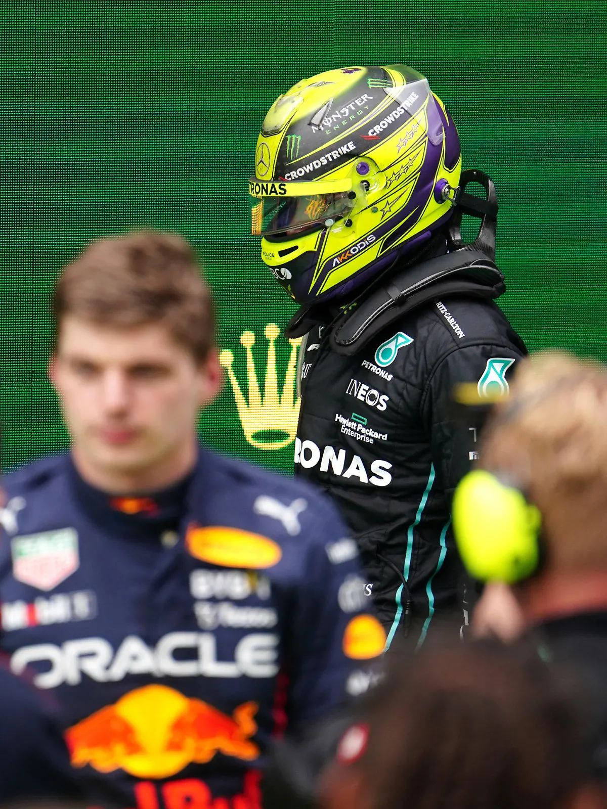 24.04.2022, Italien, Imola: Motorsport: Formel-1-Weltmeisterschaft, Grand Prix der Emilia-Romagna, Rennen: Lewis Hamilton (hinten) aus Großbritannien vom Team Mercedes geht nach dem Rennen an Max Verstappen (M) aus den Niederlanden vom Team Red-Bull vorbei. Foto: David Davies/PA Wire/dpa +++ dpa-Bildfunk +++