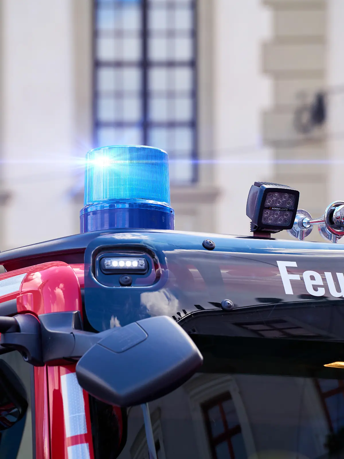 Bild zu: "Polizei findet Leiche neben brennendem Auto"