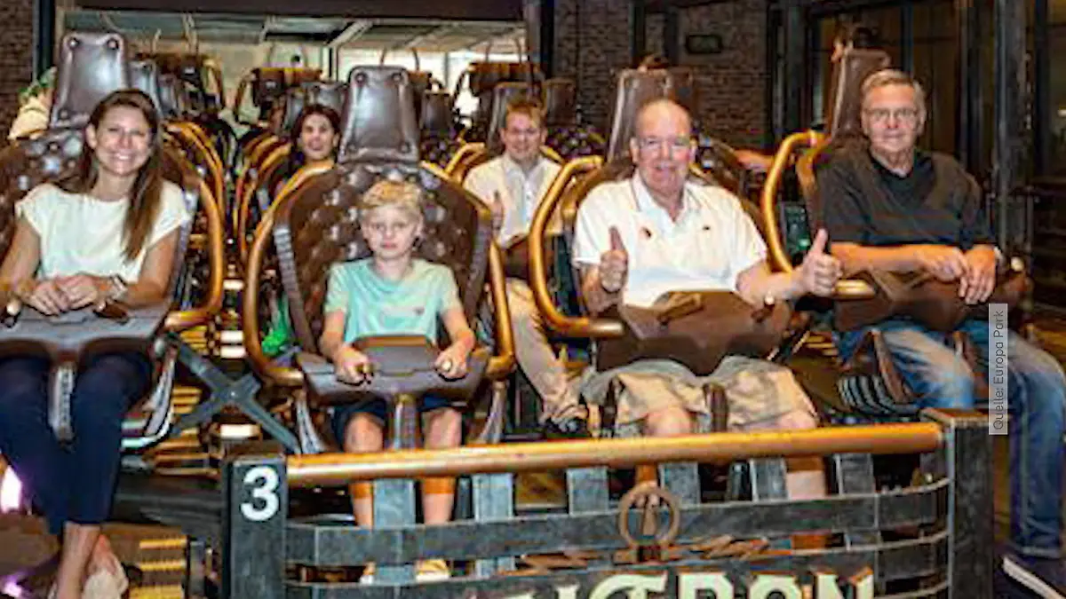 Fürst Albert mit seinen Zwillingen im Europa-Park Rust