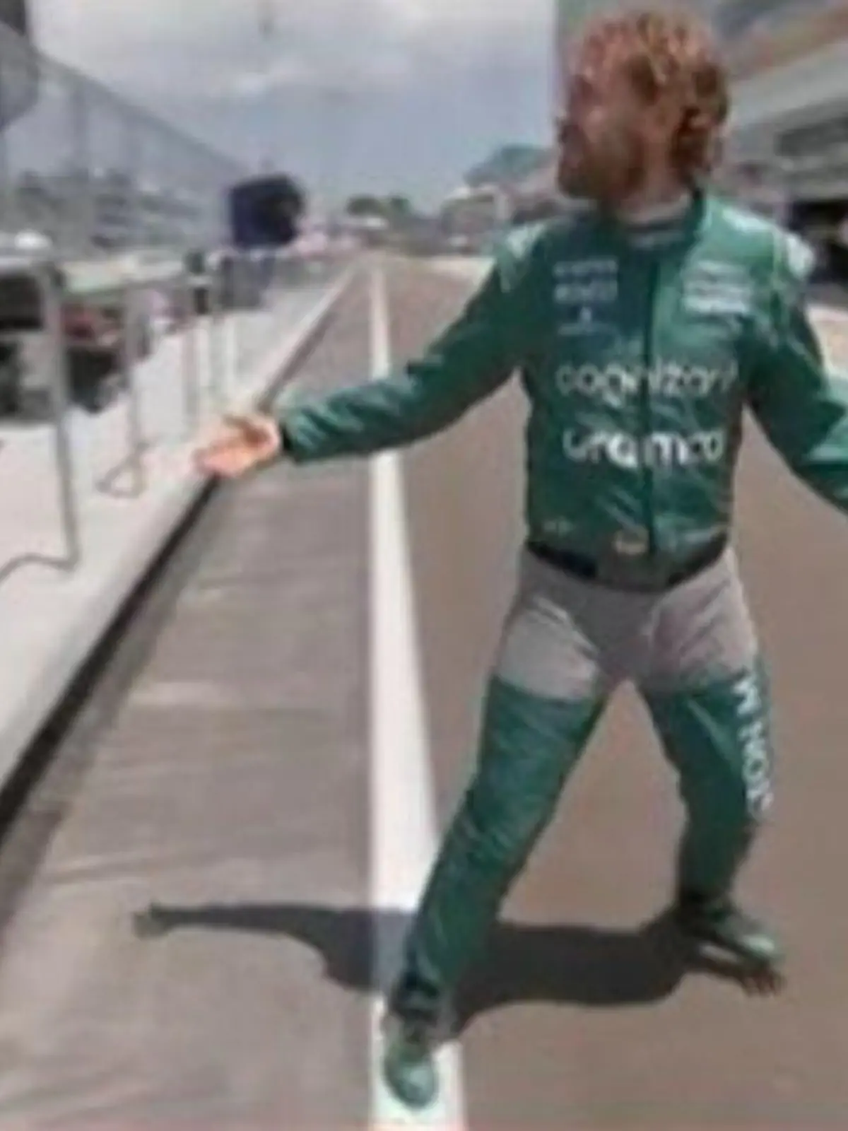Graue Buches auf grünem Overall - modisch ist bei Sebastian Vettel noch Luft nach oben.