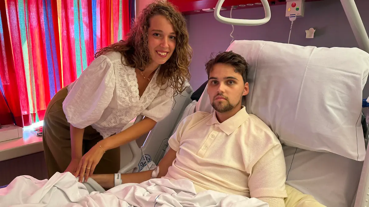 Edi Hoefnagel-Visser und ihr Mann Mark Hoefnagel sind in einem Krankenzimmer im Krankenhaus Groningen in den Niederlanden.