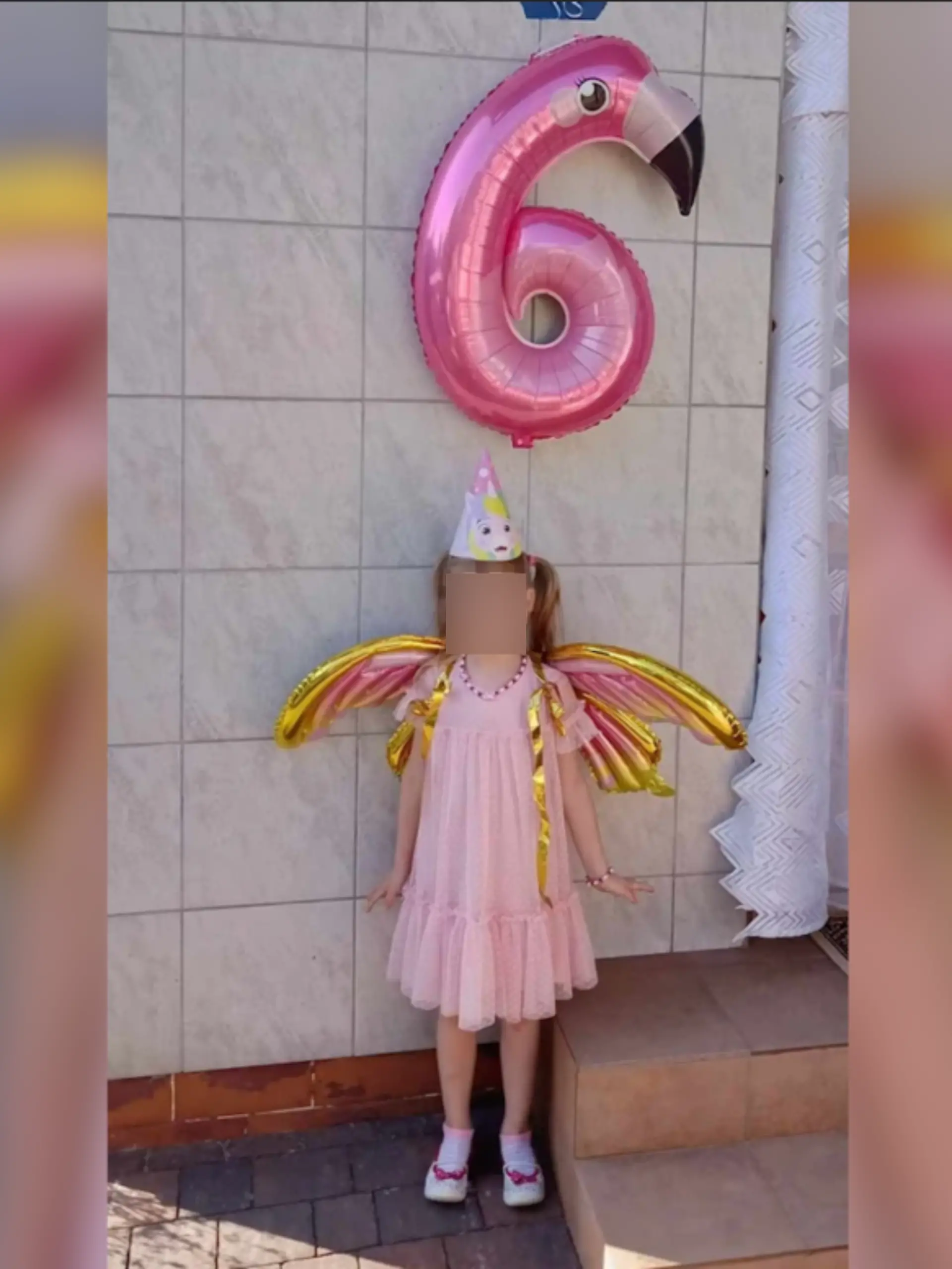 Die sechsjährige Eliza wird an ihrem Geburtstag von ihren Eltern in einer Babyklappe ausgesetzt, weil die durch immense finanzielle Schwierigkeiten belastet sind.