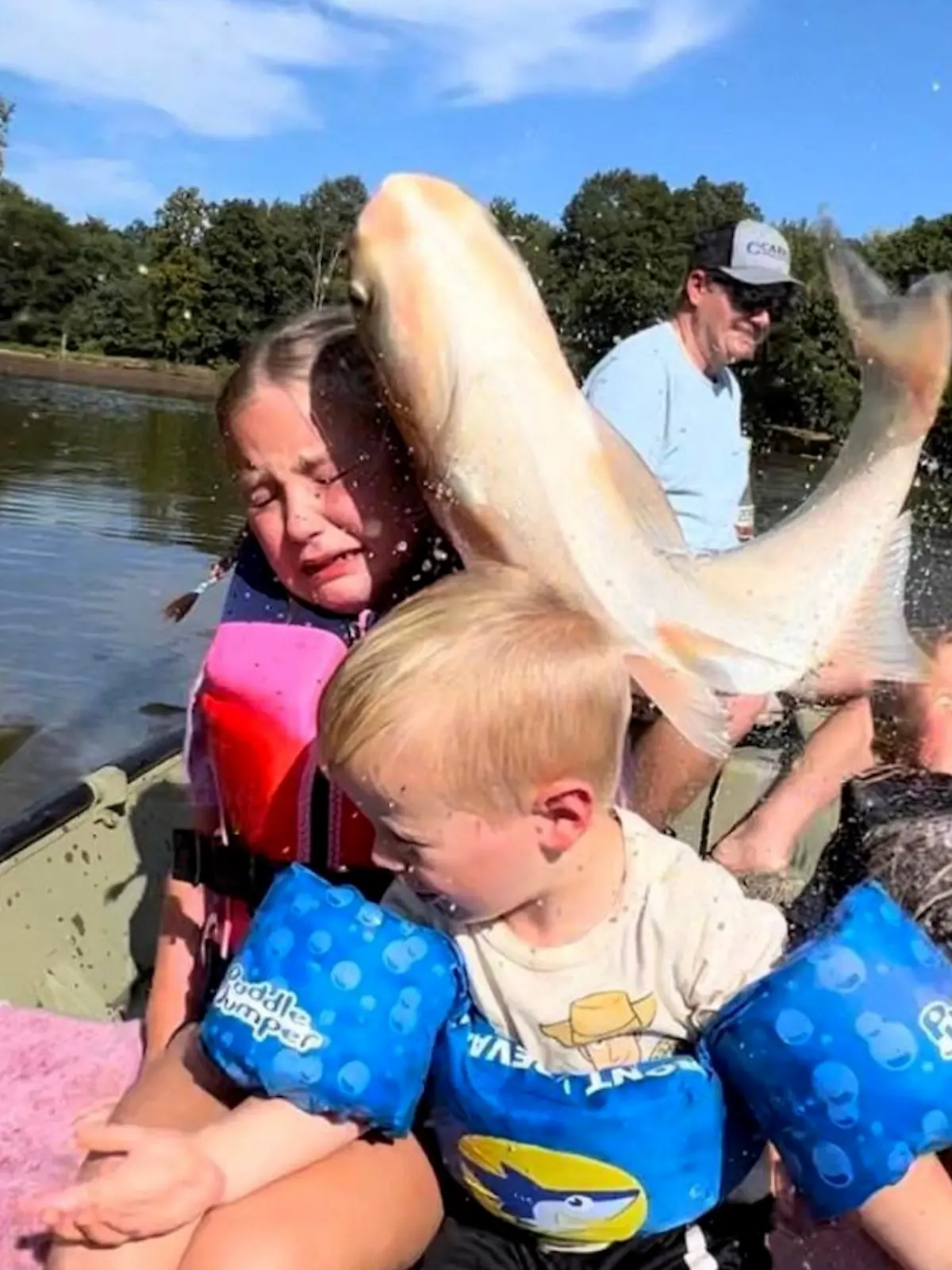 Papa, wir wollen nie wieder Boot fahren! XXL-Fisch crasht Familienausflug