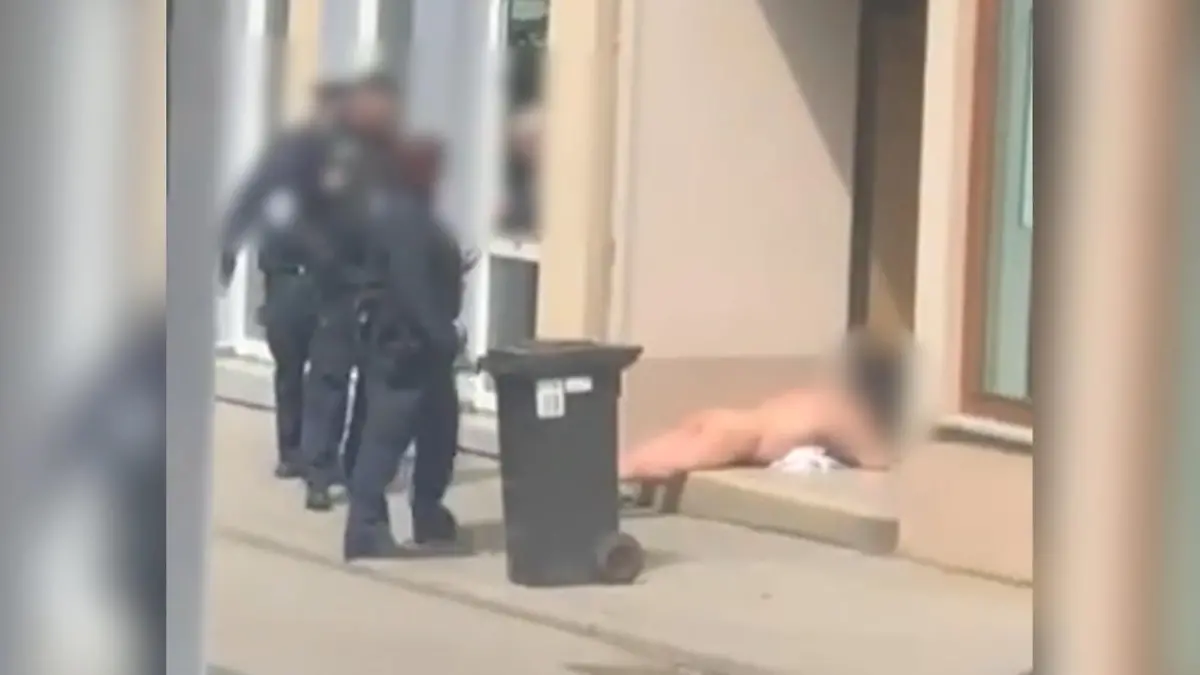 Sächsischer Sonnenanbieter nackt vor der Haustür FKK-Alarm im Wohngebiet