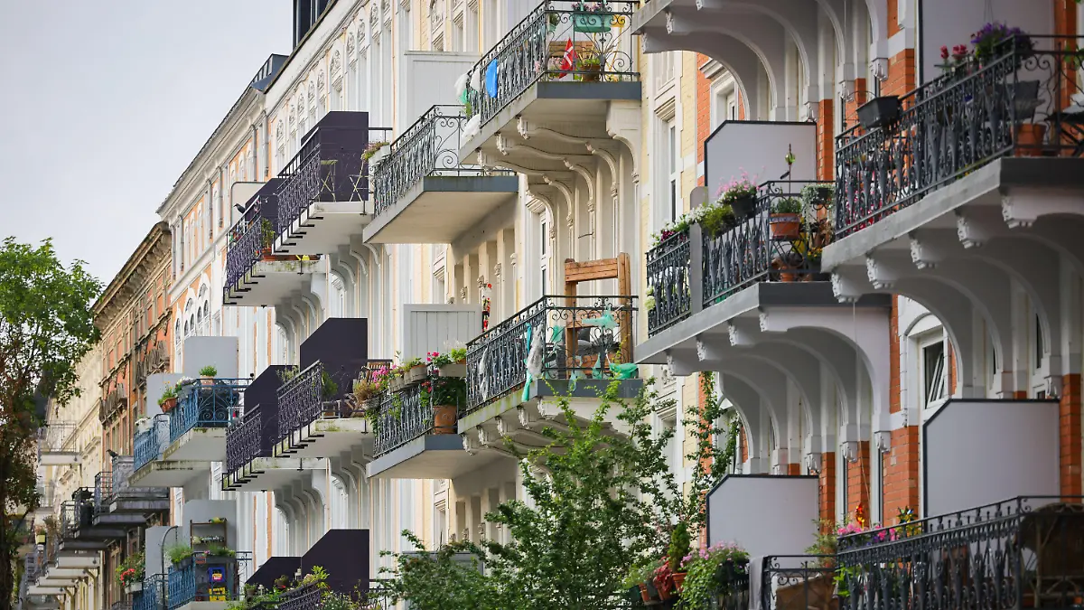 PRODUKTION - 22.06.2023, Hamburg: Wohnhäuser sind am frühen Morgen im Stadtteil Eimsbüttel zu sehen. Am 22. Juni stellt die Hamburger Wohnungswirtschaft - BFW Nord, Grundeigentümer-Verband Hamburg, IVD Region Nord und Verband norddeutscher Wohnungsunternehmen die Hamburger Mietenstudie (HMS) vor. Foto: Christian Charisius/dpa +++ dpa-Bildfunk +++