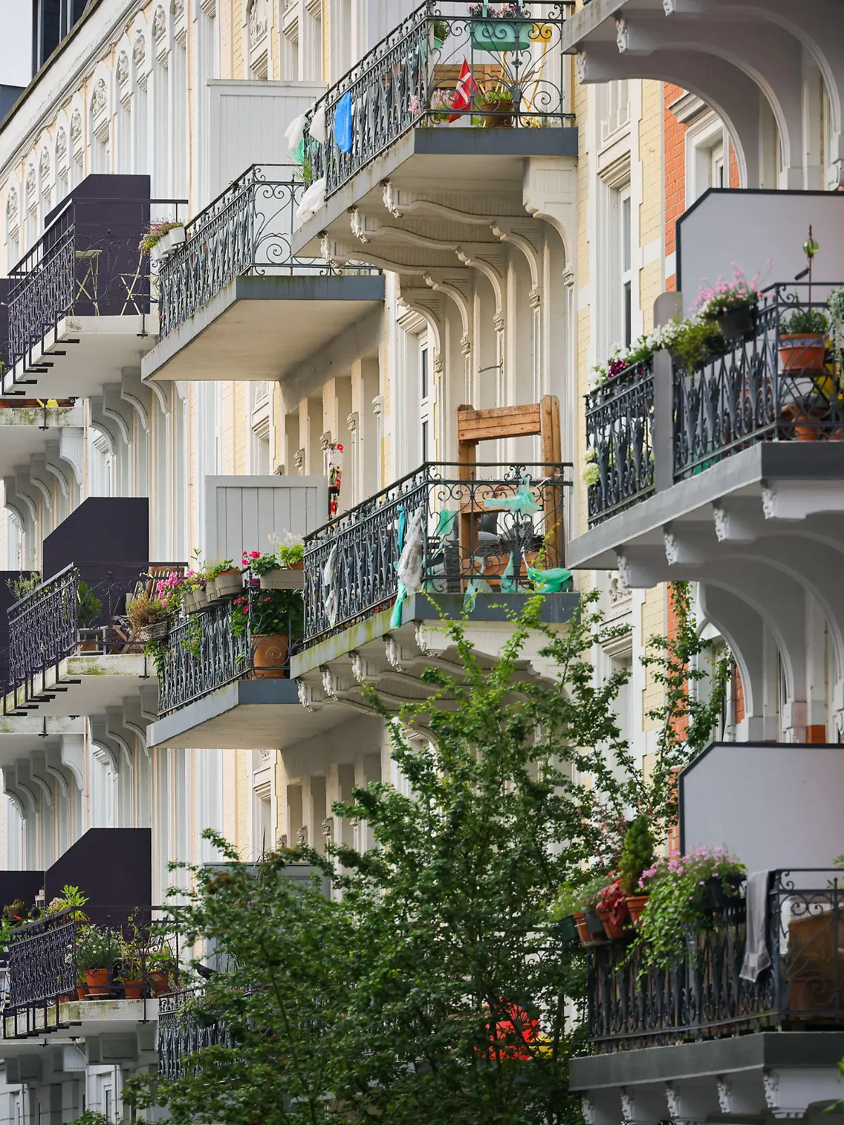 PRODUKTION - 22.06.2023, Hamburg: Wohnhäuser sind am frühen Morgen im Stadtteil Eimsbüttel zu sehen. Am 22. Juni stellt die Hamburger Wohnungswirtschaft - BFW Nord, Grundeigentümer-Verband Hamburg, IVD Region Nord und Verband norddeutscher Wohnungsunternehmen die Hamburger Mietenstudie (HMS) vor. Foto: Christian Charisius/dpa +++ dpa-Bildfunk +++