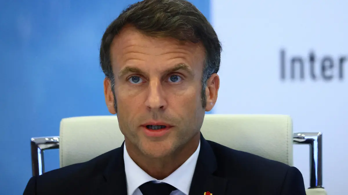 30.06.2023, Frankreich, Paris: Der französische Präsident Emmanuel Macron spricht nach einer Dringlichkeitssitzung der Regierung im Innenministerium in Paris, nachdem in der dritten Nacht in Folge Unruhen im ganzen Land ausgebrochen waren. Emmanuel Macron fordert Eltern auf, Teenager zu Hause zu behalten, um die sich in Frankreich ausbreitenden Krawalle einzudämmen, und sagt, dass die sozialen Medien Nachahmungstäter anheizen. Nach einer zweiten Krisensitzung mit hochrangigen Ministern sagte Macron, dass die sozialen Medien eine "erhebliche Rolle" bei den sich ausbreitenden Unruhen spielen, die durch die tödlichen Polizeischüsse auf einen 17-Jährigen ausgelöst wurden. (zu "Macron verschiebt wegen der Krawalle Staatsbesuch in Deutschland ") Foto: Yves Herman/Pool Reuters/dpa +++ dpa-Bildfunk +++