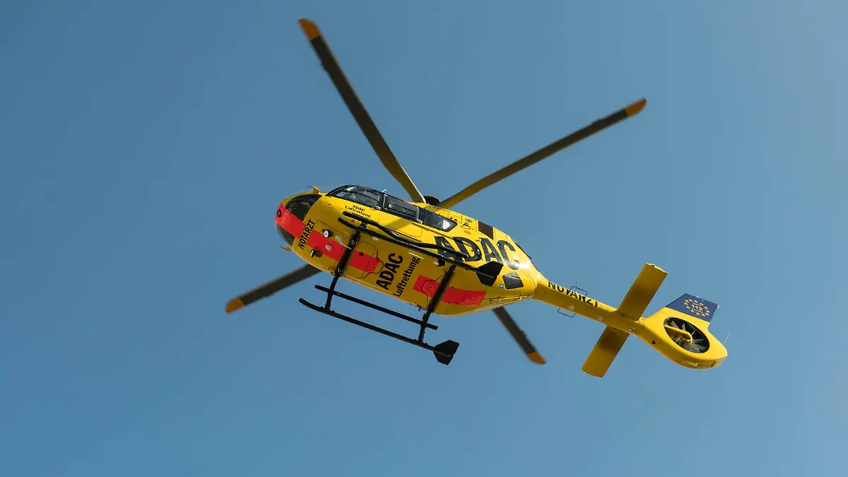 Berlin Rettungshubschrauber Noteinsatz des ADAC-Rettungshubschrauber Christoph 31 am Dienstag den 25. August 2020 am Brandenburger Tor. Anlass war eine Person mit Verdacht auf Herzinfarkt. 25.8.2020, Berlin *** Berlin Rescue helicopter Emergency mission of the ADAC rescue helicopter Christoph 31 on Tuesday 25 August 2020 at the Brandenburg Gate Occasion was a person with suspected heart attack 25 8 2020, Berlin