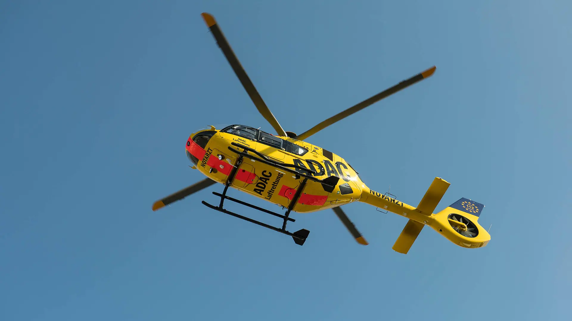 Berlin Rettungshubschrauber Noteinsatz des ADAC-Rettungshubschrauber Christoph 31 am Dienstag den 25. August 2020 am Brandenburger Tor. Anlass war eine Person mit Verdacht auf Herzinfarkt. 25.8.2020, Berlin *** Berlin Rescue helicopter Emergency mission of the ADAC rescue helicopter Christoph 31 on Tuesday 25 August 2020 at the Brandenburg Gate Occasion was a person with suspected heart attack 25 8 2020, Berlin