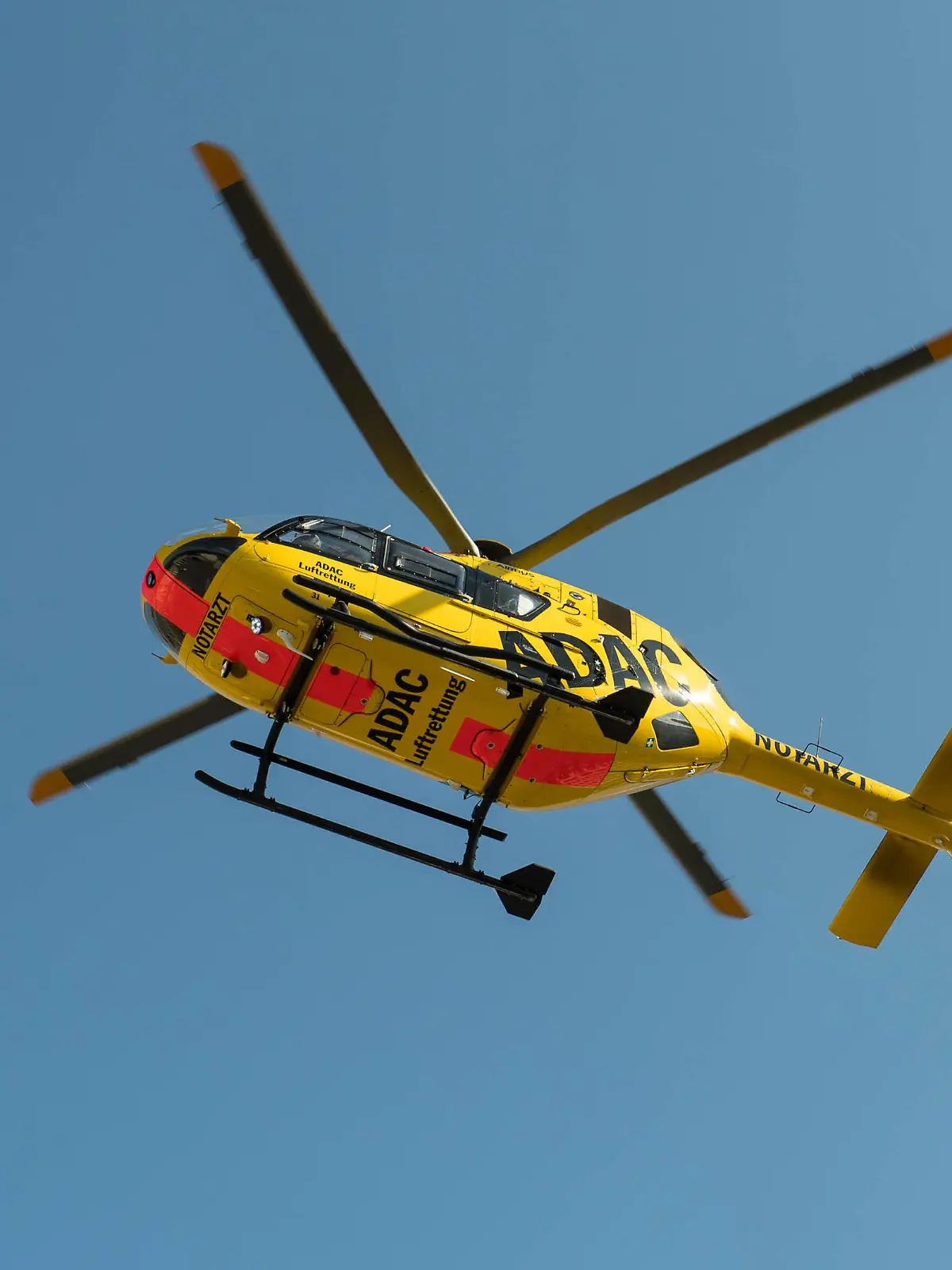 Berlin Rettungshubschrauber Noteinsatz des ADAC-Rettungshubschrauber Christoph 31 am Dienstag den 25. August 2020 am Brandenburger Tor. Anlass war eine Person mit Verdacht auf Herzinfarkt. 25.8.2020, Berlin *** Berlin Rescue helicopter Emergency mission of the ADAC rescue helicopter Christoph 31 on Tuesday 25 August 2020 at the Brandenburg Gate Occasion was a person with suspected heart attack 25 8 2020, Berlin 