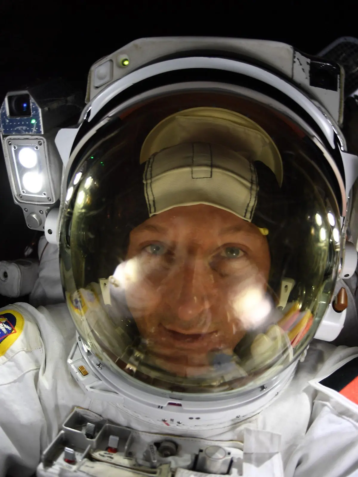 HANDOUT - 23.03.2022, ---, Weltraum: Der deutsche Astronaut Matthias Maurer posiert für ein Selfie während eines Außeneinsatzes an der Raumstation ISS. Astronaut Matthias Maurer hat seinen Außeneinsatz an der Raumstation ISS als «eines der herausragendsten Erlebnisse meines Lebens» bezeichnet. (zu dpa "Astronaut Maurer über Außeneinsatz: «Alles nicht von dieser Welt»") Foto: Matthias Maurer/NASA/ESA/dpa - ACHTUNG: Nur zur redaktionellen Verwendung und nur mit vollständiger Nennung des vorstehenden Credits +++ dpa-Bildfunk +++