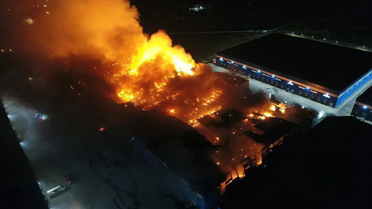 DIESES FOTO WIRD VON DER RUSSISCHEN STAATSAGENTUR TASS ZUR VERFÜGUNG GESTELLT. [MOSCOW, RUSSIA - MAY 3, 2022: A fire hits a printing warehouse in Bogorodsky Municipality, east of Moscow. The building has partially collapsed, the probability quite high of fire spreading to the neighbouring warehouse 10m away. With the fire-hit area of 33,800sqm, the whole complex occupies a total area of 520,000sqm. Russian Emergency Situations Ministry/TASS]