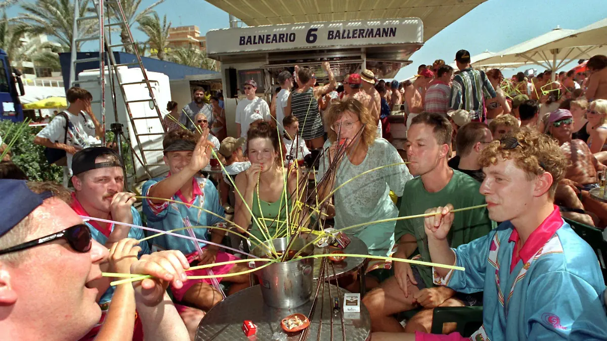 Mit Strohhalmen schlürfen Gäste des berühmt-berüchtigten deutschen Mallorca-Treffs "Balneario 6" alias "Ballermann" am 28.7.1997 in El Arenal Sangria aus Plastikkübeln. Traumstrände ...das bedeutet - glücklicherweise - für jeden etwas anderes. Während die einen von Meeresrauschen, Wind und Wellen träumen, von Sand an den Füßen und Salz auf der Haut, tauchen andere nur zu gern in den Trubel voller Strände ein. Es gibt Strände für Naturliebhaber, Verliebte, Burgenbauer und für die, die einfach in einer Hängematte unter Palmen nur die Seele baumeln lassen wollen.