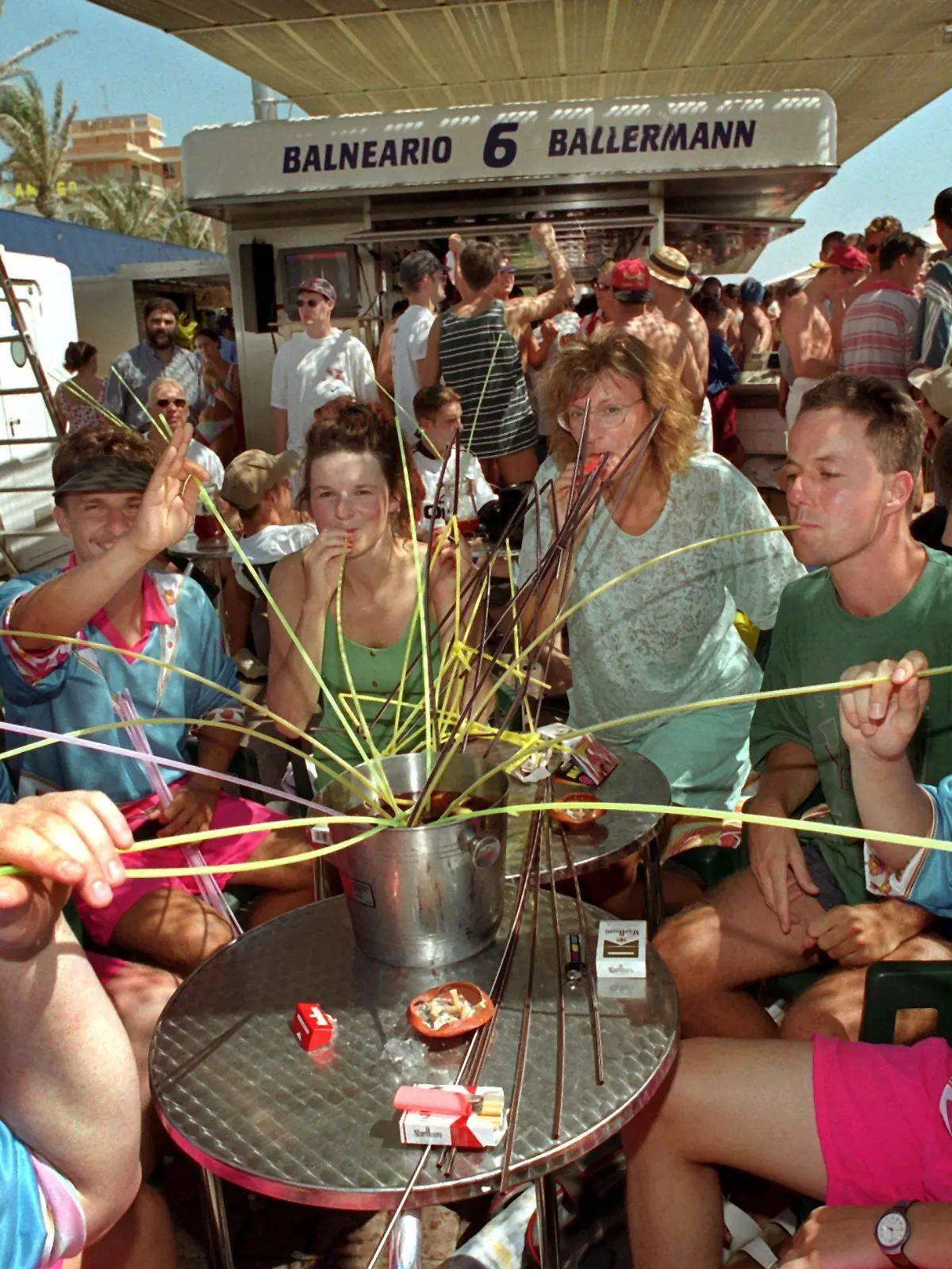 Mit Strohhalmen schlürfen Gäste des berühmt-berüchtigten deutschen Mallorca-Treffs "Balneario 6" alias "Ballermann" am 28.7.1997 in El Arenal Sangria aus Plastikkübeln. Traumstrände ...das bedeutet - glücklicherweise - für jeden etwas anderes. Während die einen von Meeresrauschen, Wind und Wellen träumen, von Sand an den Füßen und Salz auf der Haut, tauchen andere nur zu gern in den Trubel voller Strände ein. Es gibt Strände für Naturliebhaber, Verliebte, Burgenbauer und für die, die einfach in einer Hängematte unter Palmen nur die Seele baumeln lassen wollen.