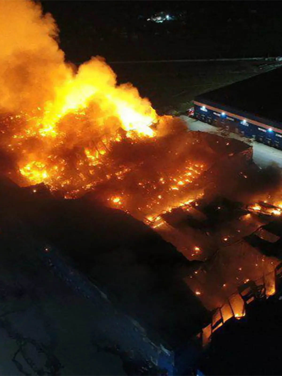 DIESES FOTO WIRD VON DER RUSSISCHEN STAATSAGENTUR TASS ZUR VERFÜGUNG GESTELLT. [MOSCOW, RUSSIA - MAY 3, 2022: A fire hits a printing warehouse in Bogorodsky Municipality, east of Moscow. The building has partially collapsed, the probability quite high of fire spreading to the neighbouring warehouse 10m away. With the fire-hit area of 33,800sqm, the whole complex occupies a total area of 520,000sqm. Russian Emergency Situations Ministry/TASS]