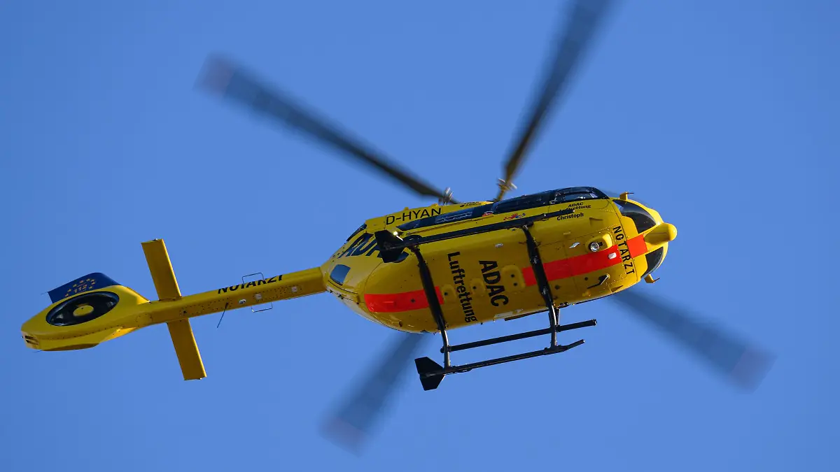 Der schwer verletzte Fahrer wurde laut Polizei mit einem Hubschrauber ins Krankenhaus gebracht. (Symbolbild)