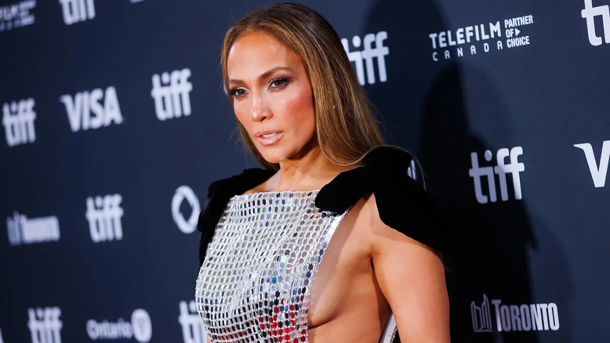 Jennifer Lopez zeigt sich nach der Scheidung von Ben Affleck erstmals auf einem roten Teppich - bei den Filmfestspielen im kanadischen Toronto. 