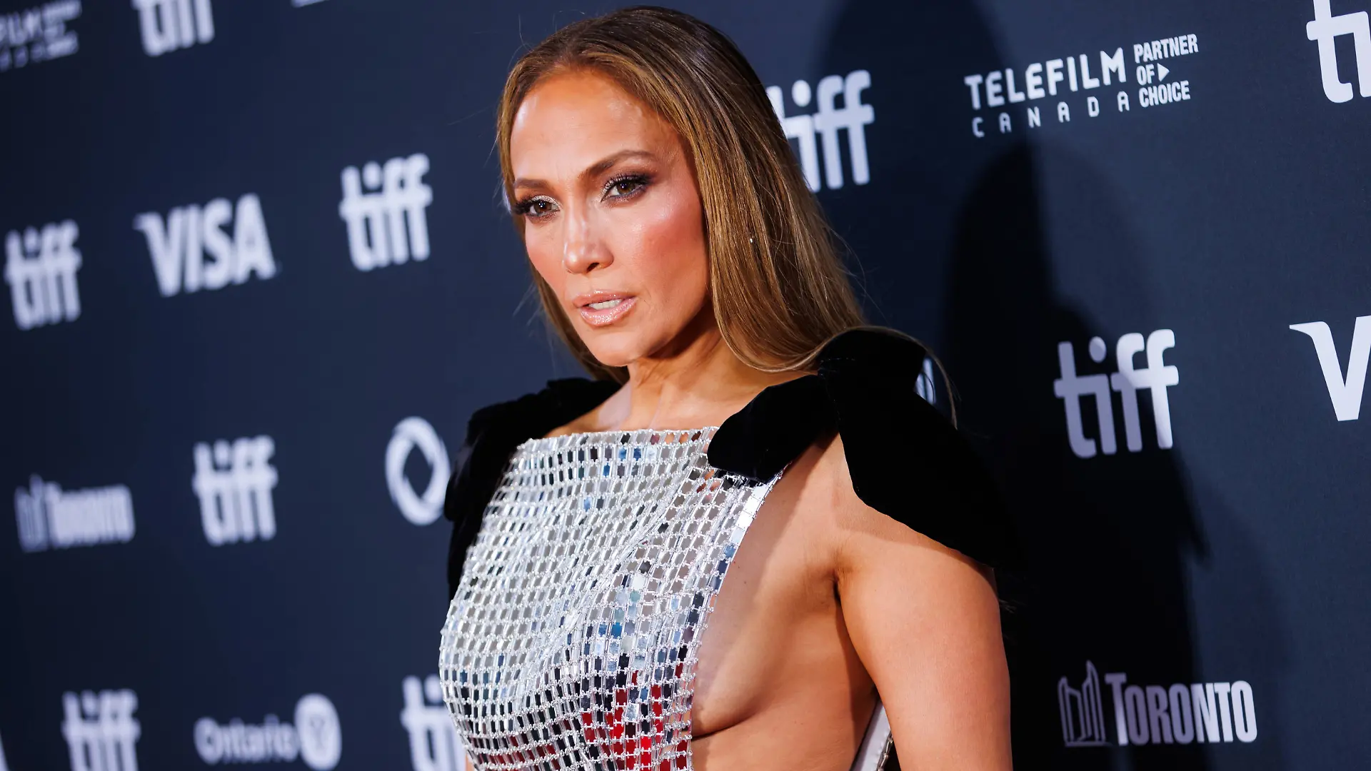 Jennifer Lopez zeigt sich nach der Scheidung von Ben Affleck erstmals auf einem roten Teppich - bei den Filmfestspielen im kanadischen Toronto.