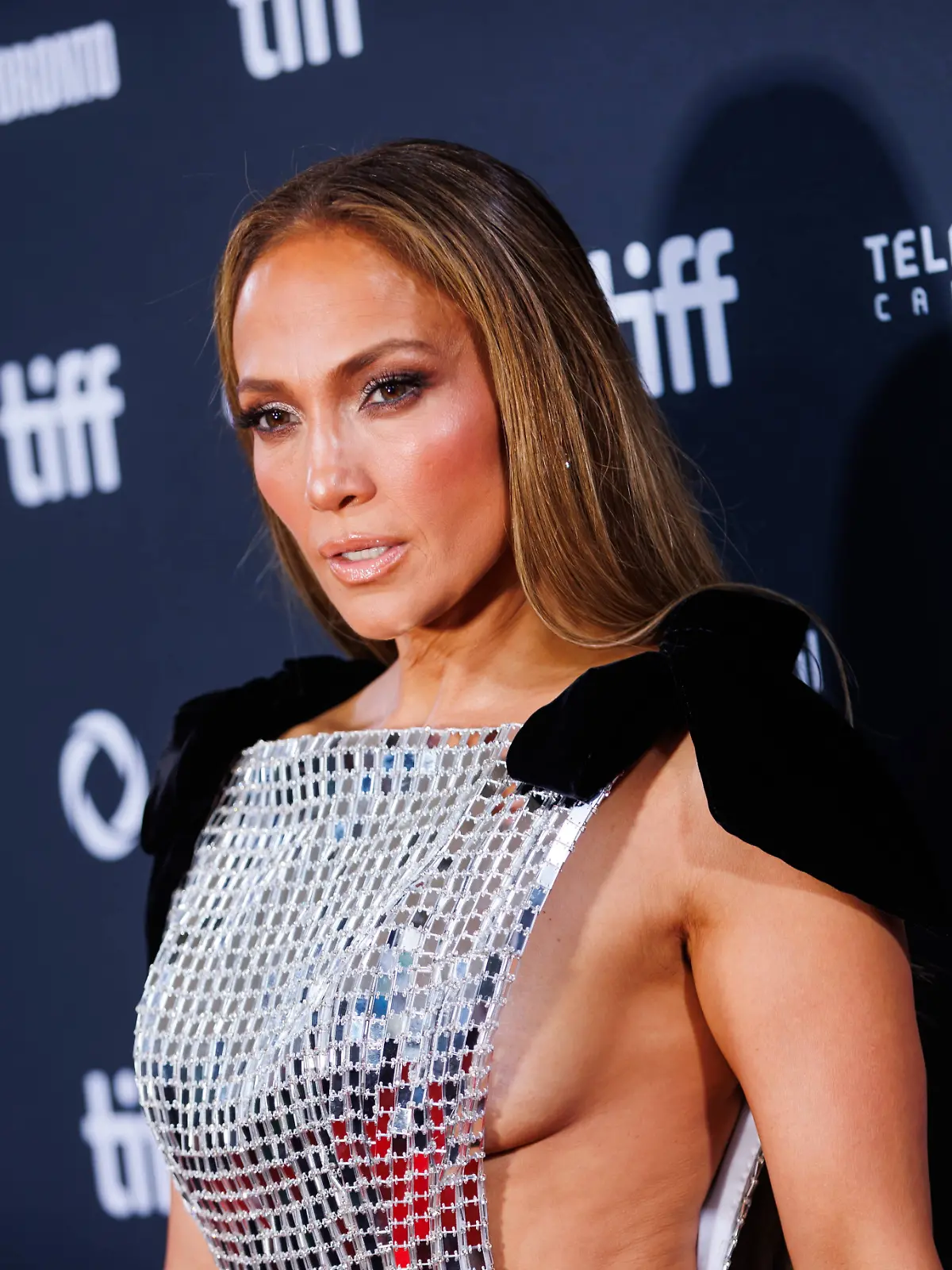 Jennifer Lopez zeigt sich nach der Scheidung von Ben Affleck erstmals auf einem roten Teppich - bei den Filmfestspielen im kanadischen Toronto. 