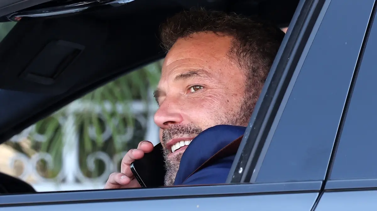 Statt großer Filmpremiere in Kanada wird Ben Affleck in Los Angeles beim Telefonieren abgelichtet - und wirkt dabei ziemlich gut drauf.