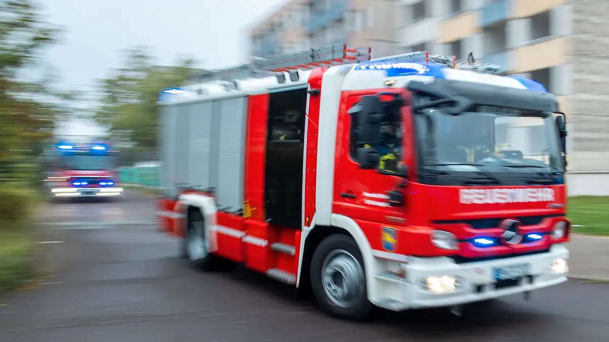 In Rostock-Lichtenhagen brannte es in einem Mehrfamilienhaus. (Symbolbild)