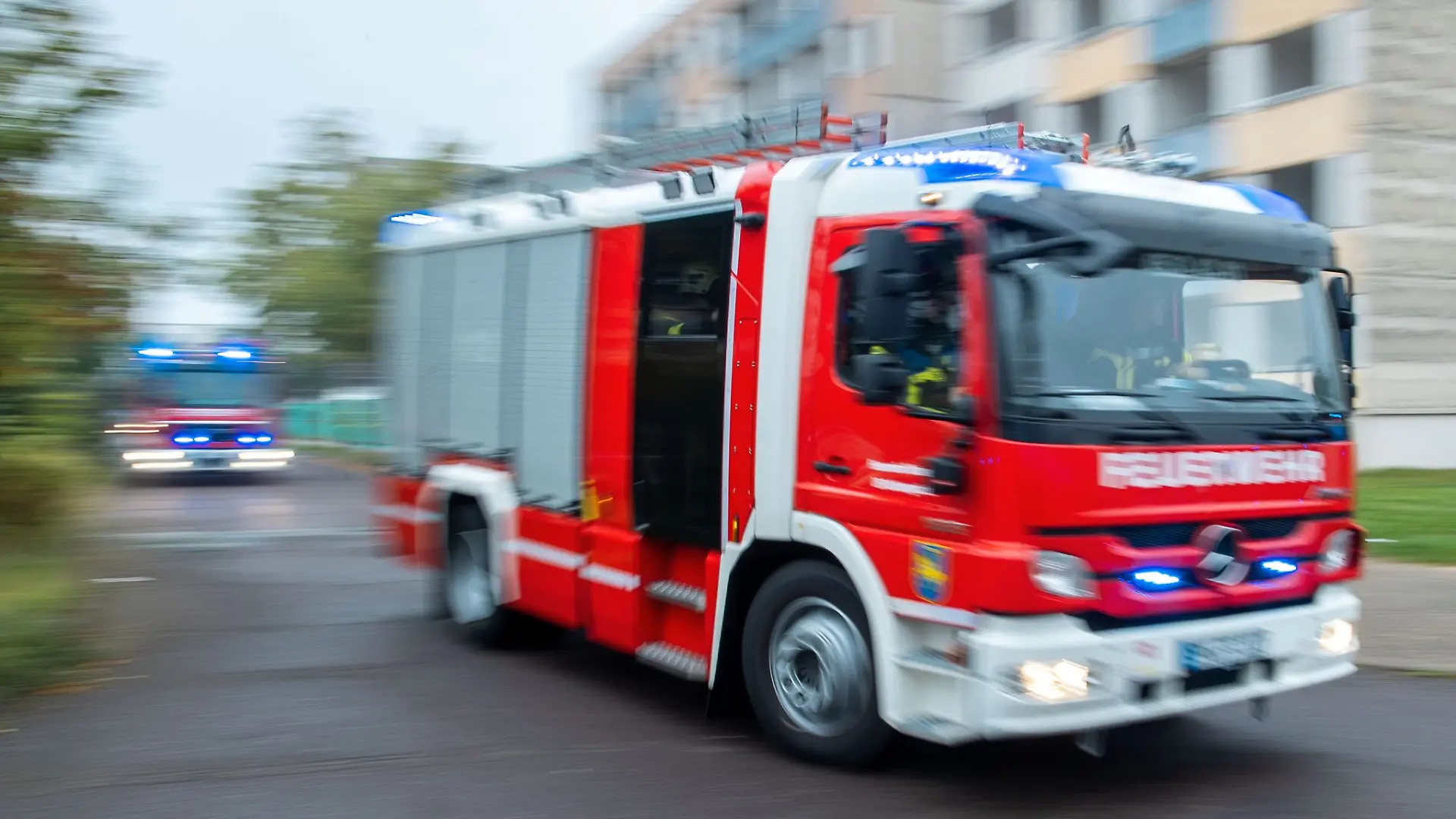 In Rostock-Lichtenhagen brannte es in einem Mehrfamilienhaus. (Symbolbild)