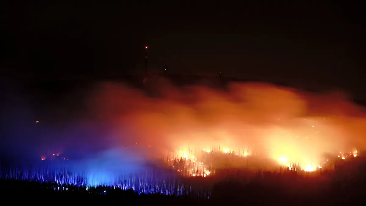 Blick auf Flammen und Glutnester am Königsberg im Harz unterhalb des Brockens. 