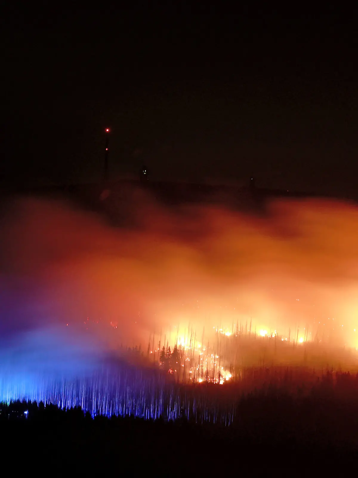 Blick auf Flammen und Glutnester am Königsberg im Harz unterhalb des Brockens. 