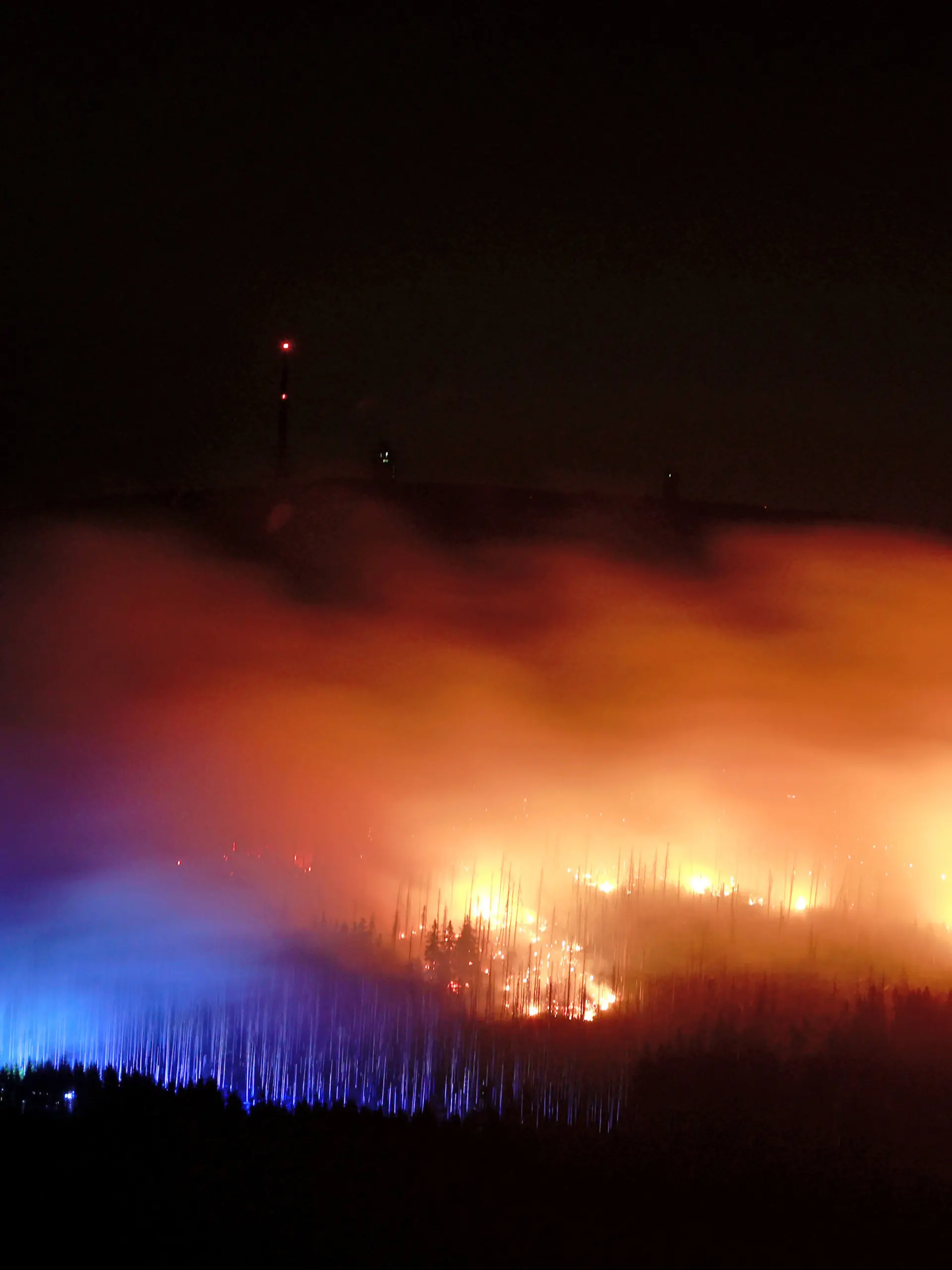 Blick auf Flammen und Glutnester am Königsberg im Harz unterhalb des Brockens. 