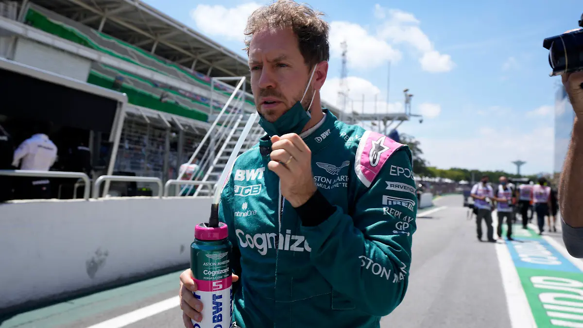 ARCHIV - 13.11.2021, Brasilien, Sao Paulo: Motorsport: Formel-1-Weltmeisterschaft, Grand Prix von Brasilien, 2. Freies Training: Sebastian Vettel aus Deutschland vom Team Aston Martin steht in der Boxengasse. (zu dpa: "Vettel würde Russland-Rennen boykottieren: «Finde es falsch»") Foto: Andre Penner/AP/dpa +++ dpa-Bildfunk +++