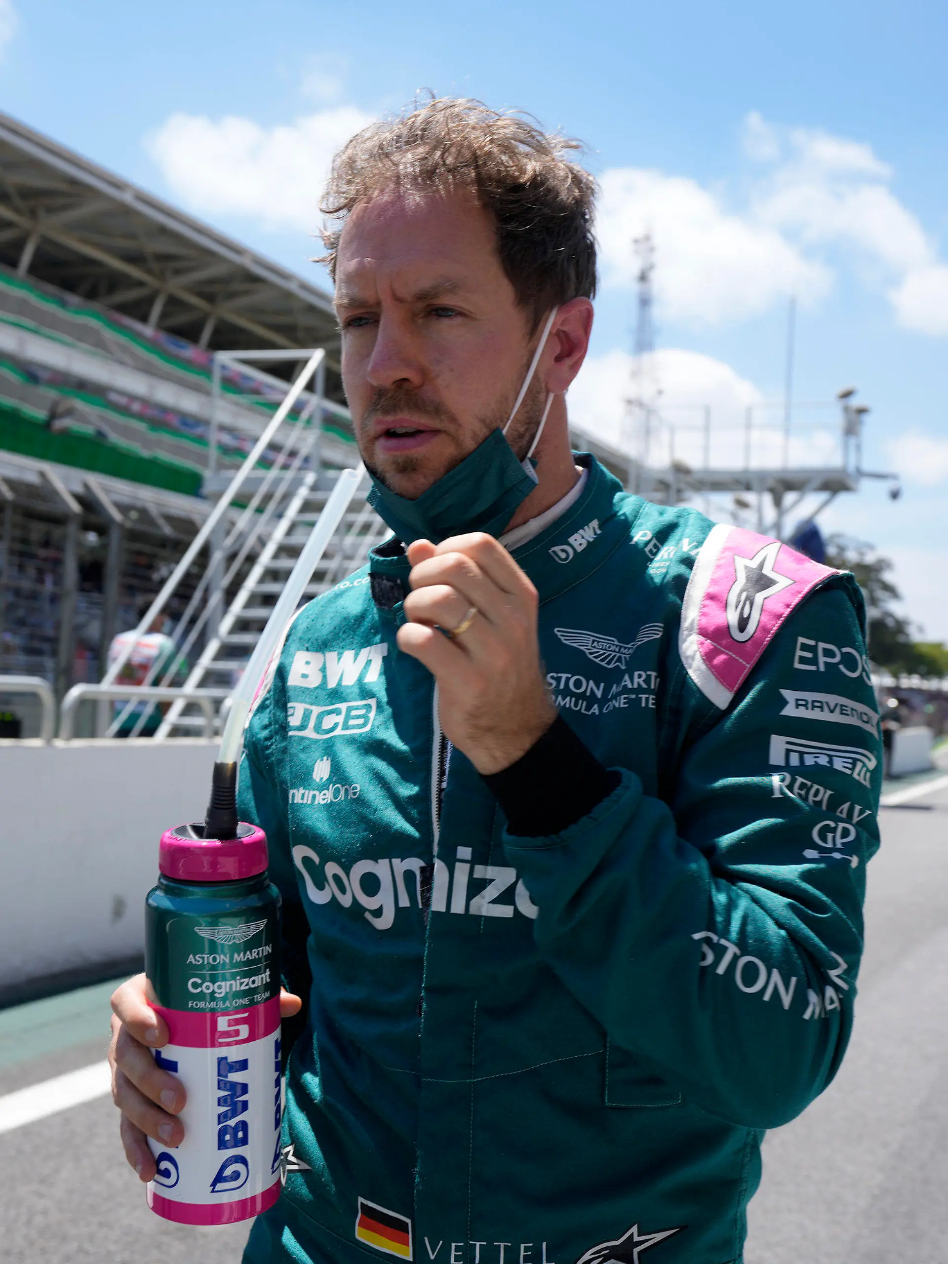 ARCHIV - 13.11.2021, Brasilien, Sao Paulo: Motorsport: Formel-1-Weltmeisterschaft, Grand Prix von Brasilien, 2. Freies Training: Sebastian Vettel aus Deutschland vom Team Aston Martin steht in der Boxengasse. (zu dpa: "Vettel würde Russland-Rennen boykottieren: «Finde es falsch»") Foto: Andre Penner/AP/dpa +++ dpa-Bildfunk +++
