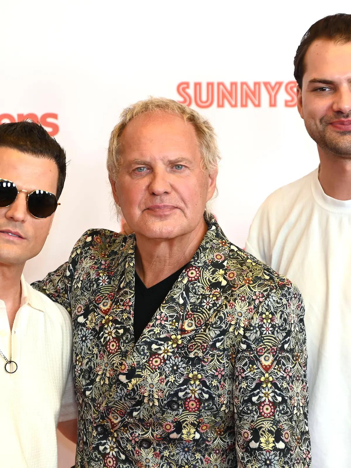 Rocco Stark (links) und Jimi Blue Ochsenknecht (rechts) feiern mit ihrem Vater Uwe Ochsenknecht dessen Filmpremiere.